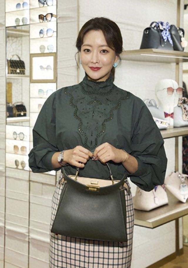 衬衫不配阔腿裤、短靴才更高级显贵瓦力游戏看了金喜善的穿搭我悟了:(图3) 衬衫不配阔腿裤、短靴才更高级显贵瓦力游戏看了金喜善的穿搭我悟了:(图3)